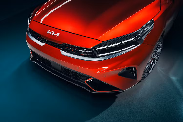 Kiểu dáng của Kia Cerato 2021 trông hiện đại hơn đời trước với phần đầu được tái thiết kế, lưới tản nhiệt mở rộng. Đèn daylight với 6 đường LED viền bên ngoài thay cho kiểu 4 cụm LED trước đây. Cản trước cũng được làm mới, khe gió trung tâm được mở rộng. Đèn báo rẽ được tích hợp vào đèn định vị.