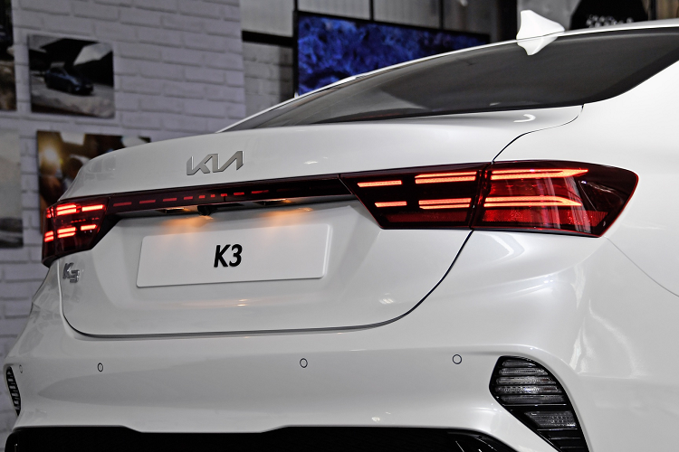 Hãng xe Hàn cung cấp gói tùy chọn Safety Pack (1.100 USD) cho bản S và Sport. Gói này cung cấp các công nghệ, trang bị tương tự bản Sport+ như phanh tự động thông minh, hỗ trợ tránh va chạm điểm mù, kiểm soát hành trình thích ứng, cảnh báo phương tiện phía sau, vô-lăng và cần số bọc da.