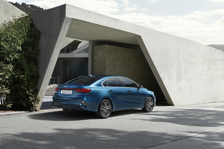 Mẫu xe này vừa có mặt tại các đại lý của Kia Australia với 3 phiên bản S, Sport và Sport+, kèm mức giá xe Kia Cerato 2021 lần lượt là 20.100 USD, 21.600 USD và 24.500 USD (từ 460 đến 565 triệu đồng).