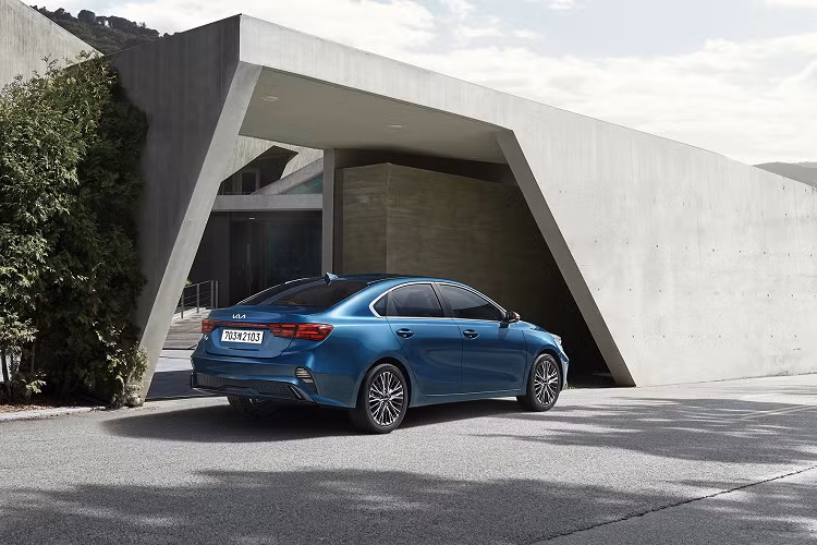 Mẫu xe này vừa có mặt tại các đại lý của Kia Australia với 3 phiên bản S, Sport và Sport+, kèm mức giá xe Kia Cerato 2021 lần lượt là 20.100 USD, 21.600 USD và 24.500 USD (từ 460 đến 565 triệu đồng).