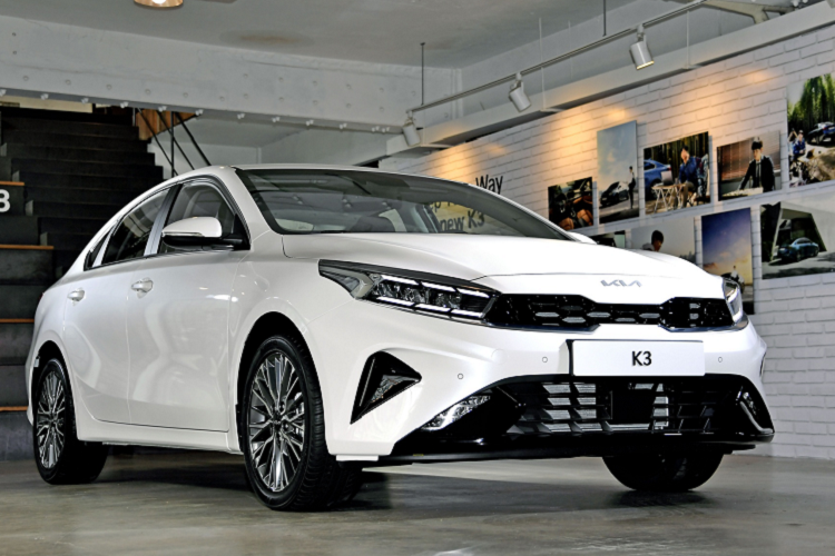 Bản tiêu chuẩn Cerato S đi kèm hệ thống đèn daylight LED, mâm thép 16 inch, ghế lái chỉnh điện 6 hướng, màn hình giải trí 8 inch tích hợp Apple CarPlay/Android Auto, màn hình đa thông tin 4,2 inch, dàn âm thanh 6 loa, điều hòa cho hàng ghế sau. Các công nghệ gồm hỗ trợ giữ làn, hỗ trợ bám làn, phanh tự động khẩn cấp, kiểm soát hành trình, cảm biến đỗ xe trước/sau và camera lùi.