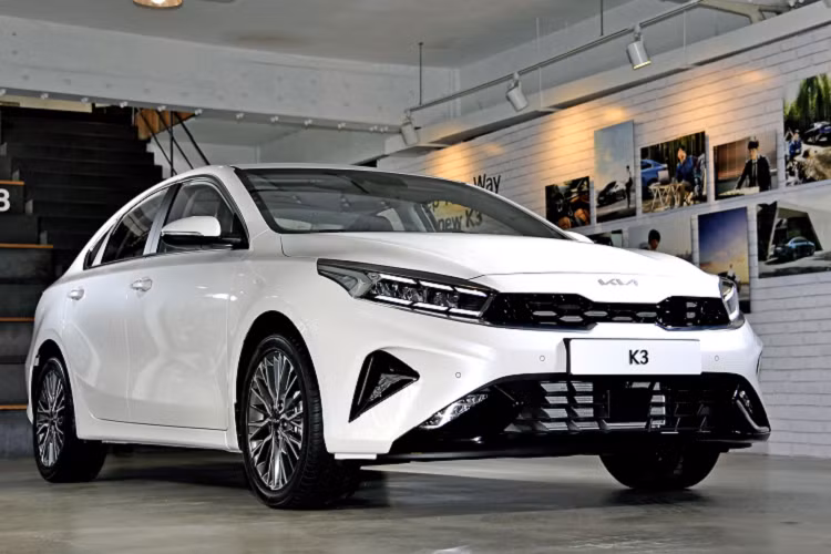 Bản tiêu chuẩn Cerato S đi kèm hệ thống đèn daylight LED, mâm thép 16 inch, ghế lái chỉnh điện 6 hướng, màn hình giải trí 8 inch tích hợp Apple CarPlay/Android Auto, màn hình đa thông tin 4,2 inch, dàn âm thanh 6 loa, điều hòa cho hàng ghế sau. Các công nghệ gồm hỗ trợ giữ làn, hỗ trợ bám làn, phanh tự động khẩn cấp, kiểm soát hành trình, cảm biến đỗ xe trước/sau và camera lùi.