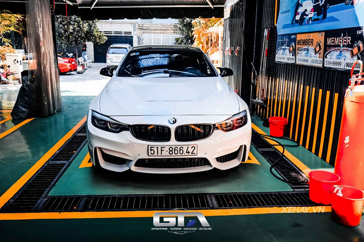 Để gia tăng thêm vẻ ngoài hầm hố cho xe, chủ nhân của chiếc BMW 428i độ M4 này cũng không tiếc công sức và tiền bạc để trang bị cho xe "bộ cánh" đề-can màu trắng, kèm logo trang trí đặc biệt. Nhờ đó, bên cạnh vẻ ngoài thể thao, cá tính, chiếc xe còn trở nên ấn tượng và mang nhiều dấu ấn cá nhân hơn cả.