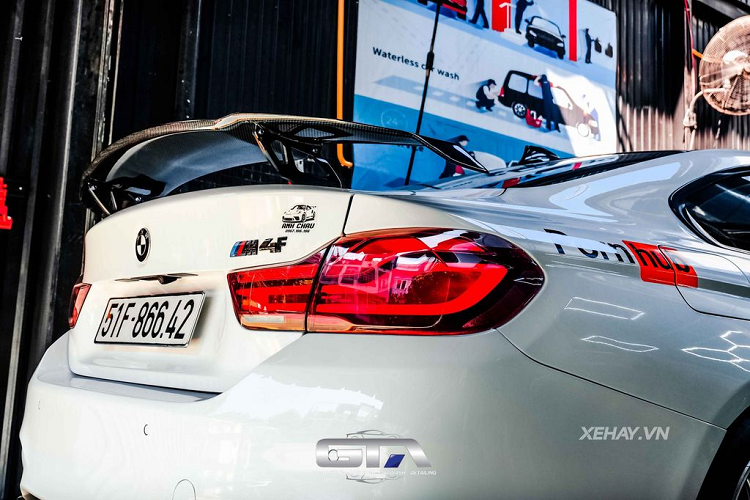 Nếu chỉ nhìn bề ngoài, chiếc BMW 428i này gần như giống hệt so với biến thể BMW M4. Điều đó có được là nhờ bộ body-kit M4 chính hãng trị giá hàng trăm triệu đồng.