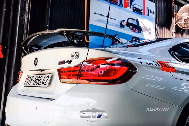 Nếu chỉ nhìn bề ngoài, chiếc BMW 428i này gần như giống hệt so với biến thể BMW M4. Điều đó có được là nhờ bộ body-kit M4 chính hãng trị giá hàng trăm triệu đồng.