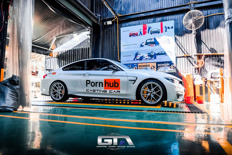 Được biết, chủ nhân của chiếc BMW 428i trong bài không chỉ độ phần vỏ xe mà bên trong khoang cabin, chiếc xe cũng được gắn thêm rất nhiều đồ chơi khác.