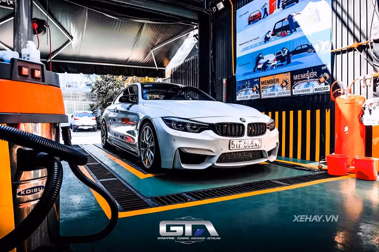 Với tổng giá trị toàn bộ thành phẩm độ, sau khi hoàn thành chiếc xe này ước tính chủ nhân của nó phải chi ra tới hơn 1,5 tỷ đồng - chưa tính riêng giá xe BMW 428i nguyên bản.