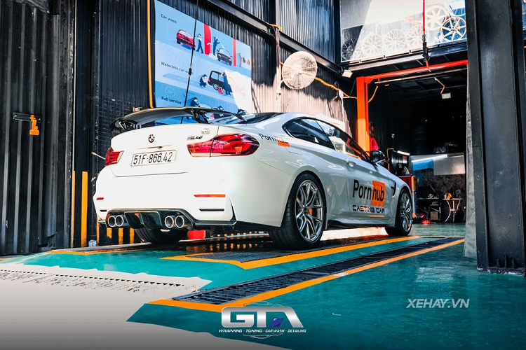 Chưa hết, chủ nhân của chiếc xe còn "đắp" thêm lên chiếc 428i của mình hàng loạt đồ chơi xịn xò như bộ mâm BBS hàng hiệu, 5 chấu kép với thiết kế thể thao và bộ phanh hiệu suất cao đến từ thương hiệu AP Racing.