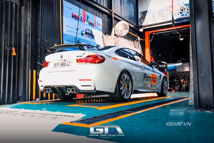 Chưa hết, chủ nhân của chiếc xe còn "đắp" thêm lên chiếc 428i của mình hàng loạt đồ chơi xịn xò như bộ mâm BBS hàng hiệu, 5 chấu kép với thiết kế thể thao và bộ phanh hiệu suất cao đến từ thương hiệu AP Racing.