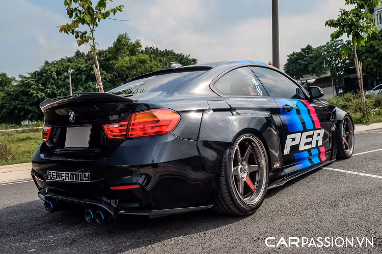 Hiện tại, anh Cao Thanh Phong đang sở hữu một chiếc BMW 428i Coupe hàng khủng được độ với hàng loạt món đồ chơi đắt giá, đây cũng là nhân vật chính xuất hiện trong bài viết này. Mẫu xe thể thao nước Đức được anh Cao Thanh Phong mua lại với giá khoảng 1,4 tỷ đồng cách đây hơn 3 năm nhằm thực hiện dự án "biến hình" đầy công phu.