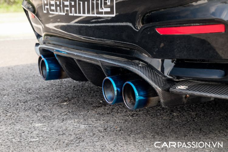 Chưa hết, toàn bộ khoang nội thất được chủ nhân bổ sung thêm hàng loạt các chi tiết bằng sợi carbon như : táp-pi cửa, ốp bảng táp-lô, ốp khu vực điều khiển giữa hai ghế, ốp bàn đạp ga, ốp cần số,...