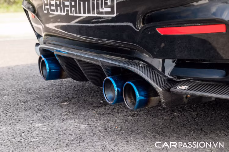 Chưa hết, toàn bộ khoang nội thất được chủ nhân bổ sung thêm hàng loạt các chi tiết bằng sợi carbon như : táp-pi cửa, ốp bảng táp-lô, ốp khu vực điều khiển giữa hai ghế, ốp bàn đạp ga, ốp cần số,...