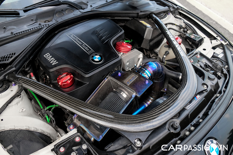 Một điểm thú vị là hệ thống ống xả nguyên bản đã được ông chủ garage PERfamily nâng cấp với bộ ống xả độ đắt giá đến từ thương hiệu RES Exhaust. Toàn bộ hệ thống ống xả RES Exhaust đã được xưởng độ PERfamily thay bằng các ống dẫn được làm từ titanium. Điểm cộng của vật liệu titanium là khả năng đổi màu ở nhiệt độ cao, đồng thời cải thiện hiệu năng vận hành cũng như âm thanh từ khối động cơ trên xe.