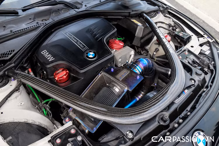 Một điểm thú vị là hệ thống ống xả nguyên bản đã được ông chủ garage PERfamily nâng cấp với bộ ống xả độ đắt giá đến từ thương hiệu RES Exhaust. Toàn bộ hệ thống ống xả RES Exhaust đã được xưởng độ PERfamily thay bằng các ống dẫn được làm từ titanium. Điểm cộng của vật liệu titanium là khả năng đổi màu ở nhiệt độ cao, đồng thời cải thiện hiệu năng vận hành cũng như âm thanh từ khối động cơ trên xe.