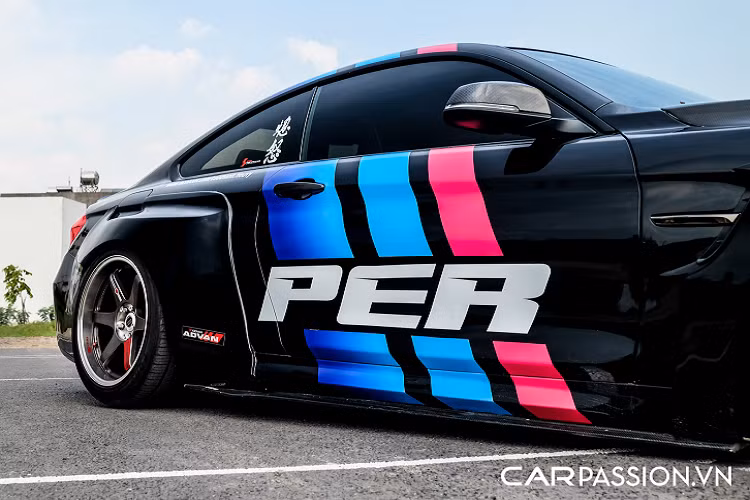 Tiến vào bên trong, vị chủ nhân tiến hành thay thế hàng ghế trước bằng bộ ghế đua chỉnh cơ thuộc dòng Alpha X của Braum Racing. Bộ ghế mới có thiết kế đậm chất thể thao, đi cùng với đó là dây an toàn màu xanh dương làm điểm nhấn. Vô-lăng xe được thay mới và bọc da Alcantara, tích hợp đồng hồ điện tử, lẫy chuyển số, nút chọn chế độ lái và nút Start/Stop Engine.