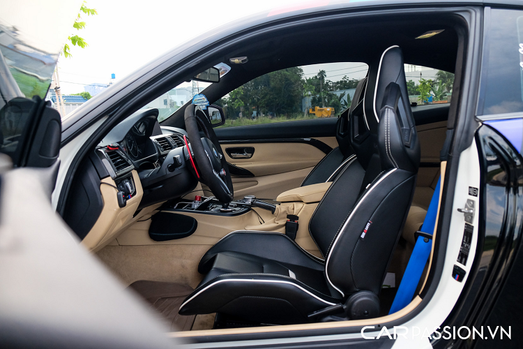 Bộ mâm nguyên bản trên xe được thay thế bằng chi tiết mới đến từ thương hiệu RAYS có đường kính 19 inch. Bộ mâm RAYS TE37 SL trên xe được sơn màu bạc và có dạng 6 chấu đơn, kết hợp với ốc mâm bằng titanium. Ẩn phía sau là hệ thống phanh đĩa hiệu năng cao với cùm phanh Rotora sơn đỏ và đĩa phanh mới.