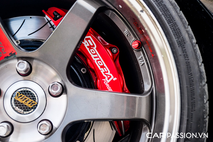 Đầu tiên, ngoại thất của xe được nâng cấp với một số chi tiết giống với phiên bản hiệu năng cao BMW M4 F82 như: cản trước, cản sau và vè hông. Phần đầu xe được bổ sung thêm líp gió bằng sợi carbon và đèn pha cũng được thay thế choá đèn nhằm cải thiện khả năng chiếu sáng. Điểm nhấn ở khu vực này nằm ở nắp ca-pô mới có cấu tạo từ vật liệu sợi carbon siêu nhẹ, ở vị trí trung tâm là một khe thoát khí cỡ lớn.