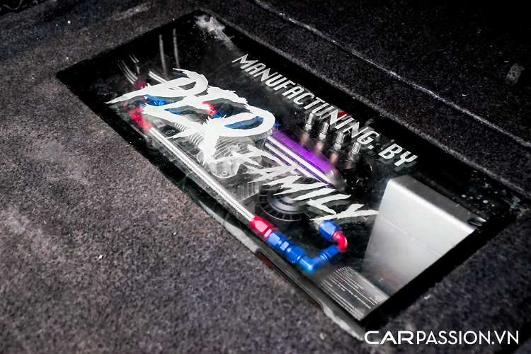 Cản sau mới có thiết kế dữ dằn, phía dưới được trang bị thêm bộ khuếch tán bằng sợi carbon với nhiều khe chia gió hầm hố và 4 chụp xả bằng titanium. Khi hoàn thiện bản độ này, anh Cao Thanh Phong đã lựa chọn cánh gió cỡ lớn của thương hiệu APR Performance mang đến cho bản độ này cái nhìn đậm chất xe đua. Tuy nhiên, chi tiết này đã được tháo ra và thay bằng một cánh gió nhỏ được làm từ sợi carbon. Ngoài ra, phía trên nóc xe còn được bổ sung thêm vây cá và nẹp kính bằng sợi carbon.