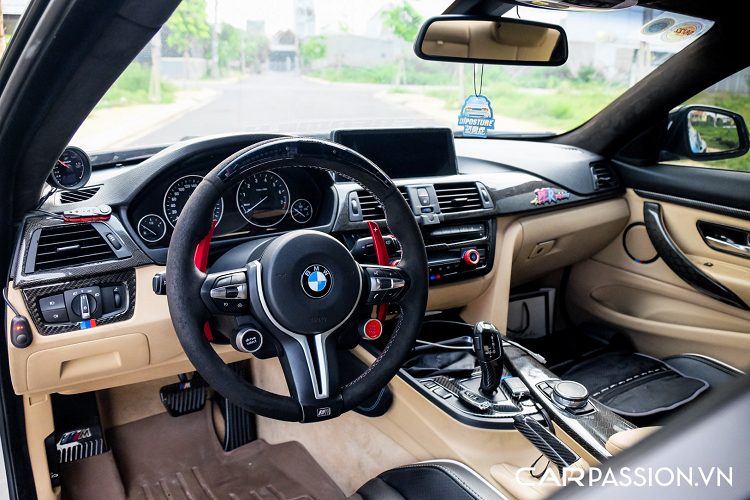 Hai bên hông có sự xuất hiện của các miếng vè ốp vòm bánh xe, điều này khiến cho chiều ngang của bản độ trở nên rộng hơn đáng kể. Những miếng ốp này được chính tay anh Cao Thanh Phong vuốt liền vào phần thân xe tạo cái nhìn liền mạch với những đường cong uốn lượn. Gương chiếu hậu, tay nắm cửa được ốp sợi carbon và thân xe được bổ sung thêm các thanh ốp sườn.