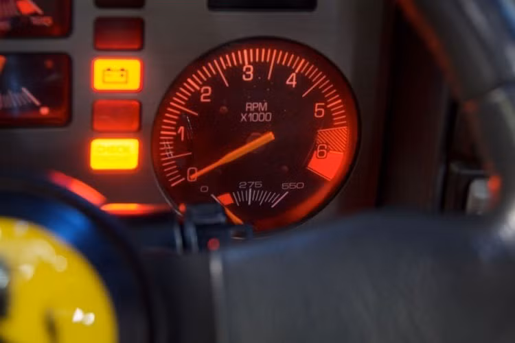 Theo thông tin rao bán trên Worldwide Vintage Autos, chiếc Ferrari F40 giả mạo này vẫn giữ nguyên động cơ V8 dung tích 6.3 lít của General Motors, kết hợp với hộp số 5 cấp. Nó cũng được trang bị bộ phanh đĩa 4 bánh và lốp hiệu suất cao mới.