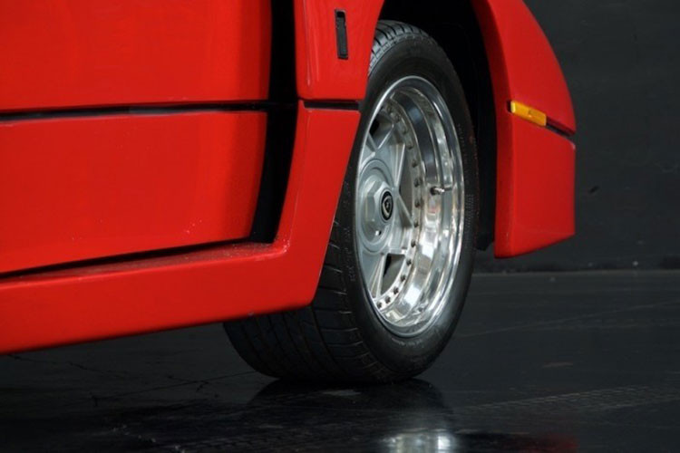 Không có nhiều thông tin chi tiết về chiếc “Ferrari hàng nhái” này, nhưng nó có vẻ là cũng được chế tạo dựa trên một chiếc Pontiac Fierro giống như nhiều bản sao Ferrari F40 khác. Đối với những con mắt “gà mờ”, bản sao này có thể trông giống như một chiếc F40 đích thực.