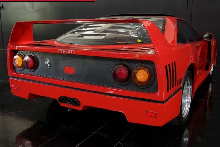 Nội thất xe có lắp đặt một hệ thống âm thanh độ với Bluetooth. Giống như F40 xịn, nội thất không nhiều thứ sang trọng và dường như điều hòa cũng không hoạt động.