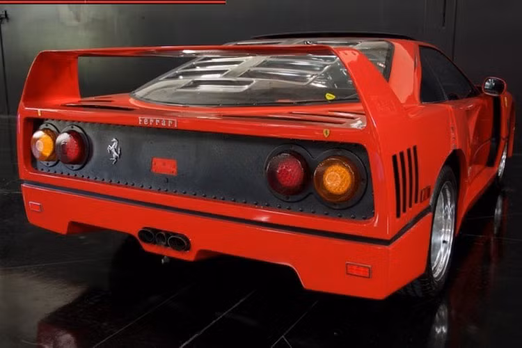 Nội thất xe có lắp đặt một hệ thống âm thanh độ với Bluetooth. Giống như F40 xịn, nội thất không nhiều thứ sang trọng và dường như điều hòa cũng không hoạt động.