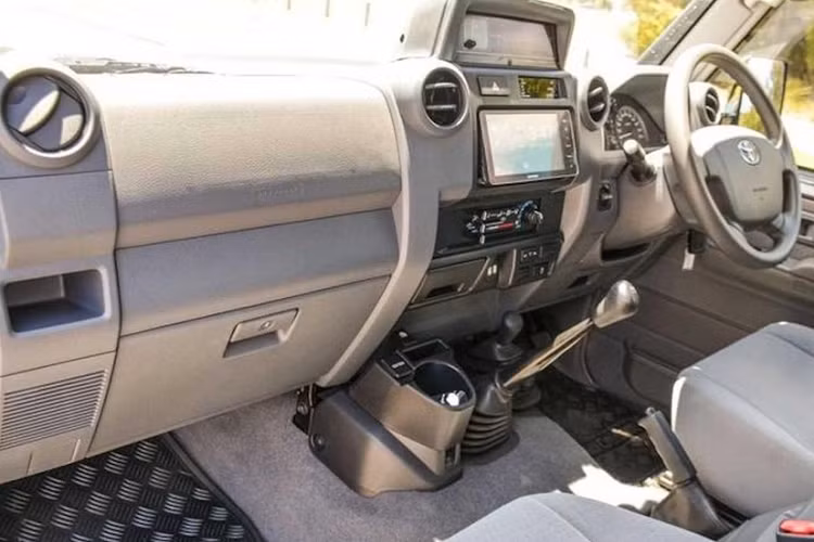 Không chỉ nâng cấp khung gầm và bổ sung thêm một trục bánh, chiếc xe còn nhận được nhiều phụ tùng JMACX khác bao gồm bộ bu lông 6x6, bộ trục nổi, bộ vi sai ASSY với ổ khóa, trục kích nâng, vỏ bộ vi sai phía sau, và bộ liên kết và thanh chống lắc phía sau có thể điều chỉnh.