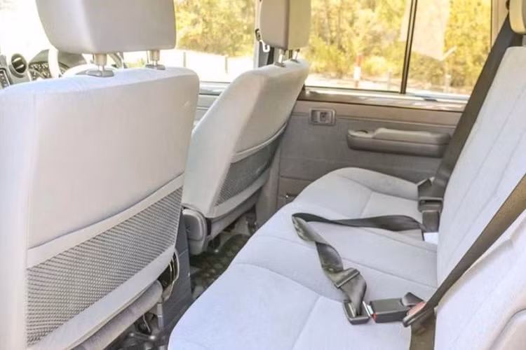 Lấy một chiếc xe SUV Toyota Land Cruiser cấu hình cabin 4 cửa và khung gầm 70 Series làm cơ sở, JMax Engineering đã biến đổi chiếc bán tải khiêm tốn thành con quái vật 6x6. Quá trình chuyển đổi xe bao gồm các trang bị nâng cấp khung gầm như bộ nẹp khung, thanh giằng hạng nặng JMACX, cùng với một bộ dây phanh và bệ đỡ.