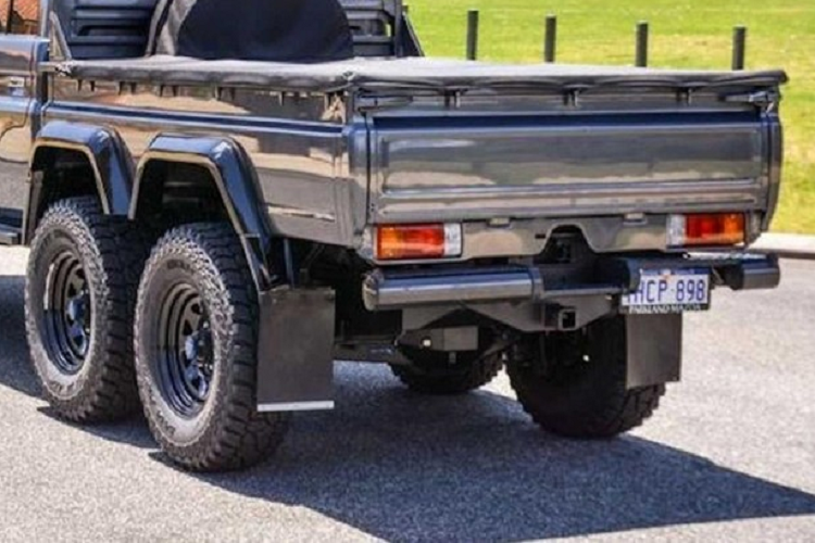 Trên phương diện động cơ, chiếc Land Cruiser 6x6 có trang bị một động cơ diesel tăng áp V8 dung tích 4.5 lít, sản sinh 202 mã lực và 430 Nm mô-men xoắn cực đại, phối hợp một hộp số sàn 5 cấp.