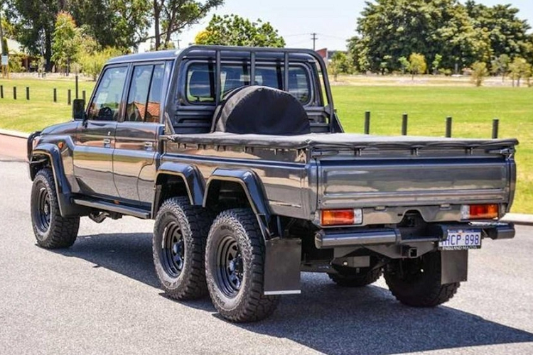Với chỉ 19.654 km trên đồng hồ công tơ mét, giá xe Toyota Land Cruiser GLX 6x6 được chào bán mức 192.888 AUD (khoảng 3,39 tỷ đồng), chưa bao gồm các phụ phí khác.