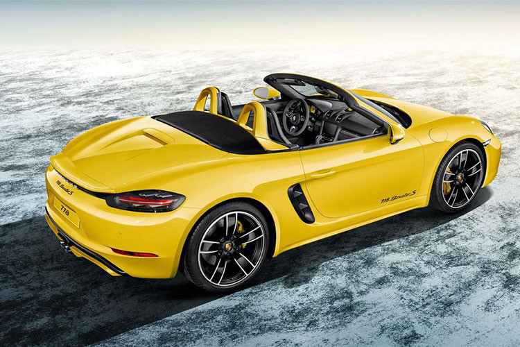 Porsche Boxster sử dụng động cơ đối đỉnh, 6 xy-lanh, hút khí tự nhiên, dung tích 2.7L, cho công suất 265 mã lực tại 6.700 vòng/phút và mô-men xoắn 280 Nm tại 4.500 vòng/phút. Hộp số ly hợp kép 7 cấp PDK, dẫn động cầu sau.