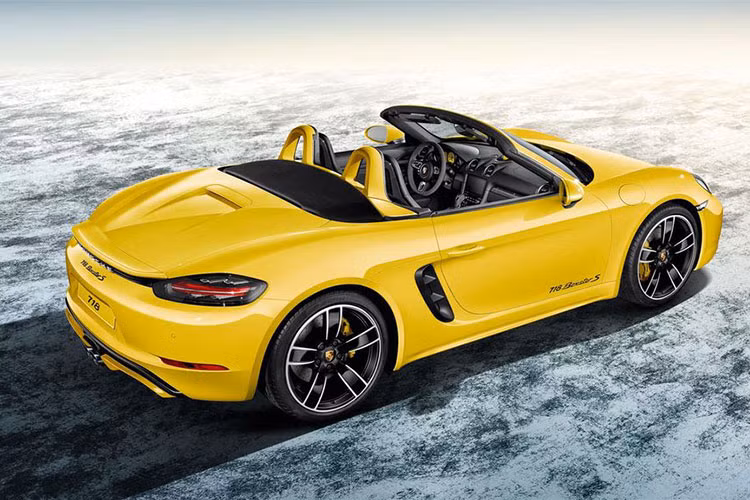 Porsche Boxster sử dụng động cơ đối đỉnh, 6 xy-lanh, hút khí tự nhiên, dung tích 2.7L, cho công suất 265 mã lực tại 6.700 vòng/phút và mô-men xoắn 280 Nm tại 4.500 vòng/phút. Hộp số ly hợp kép 7 cấp PDK, dẫn động cầu sau.
