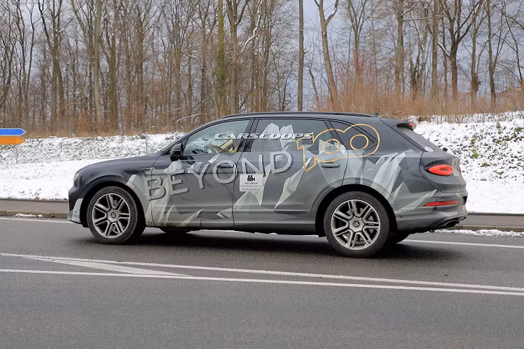 Tuy nhiên, khi nhìn từ bên cạnh, bạn có thể dễ dàng nhận ra đây không phải là chiếc Bentayga thông thường đang bán trên thị trường. Như bạn có thể thấy, mô hình có chiều dài cơ sở kéo dài và cửa sau lớn. Không có thông tin nào về thông số của SUV siêu sang Bentayga EWB, nhưng Mulsanne EWB có thể đưa ra một số gợi ý. Chiếc sedan có chiều dài cơ sở dài hơn 9,8 inch (250 mm) và tất cả đều được cung cấp cho hành khách hàng ghế sau có nhiều chỗ để chân hơn.