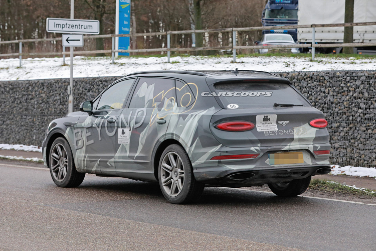 Bentayga EWB có thể sẽ làm điều tương tự và có lẽ nó sẽ được trang bị hai ghế sau riêng biệt có chỗ để chân chỉnh điện. Chúng ta cũng có thể mong đợi một phiên bản cao cấp hơn của bảng điều khiển trung tâm phía sau hiện được tìm thấy trên Bentayga tiêu chuẩn với cấu hình bốn chỗ ngồi.