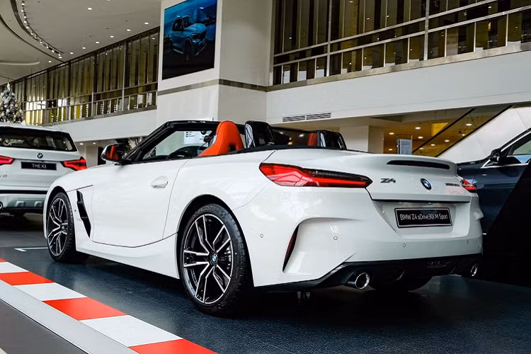 Mẫu BMW Z4 tại Việt Nam được phát triển trên khung gầm CLAR được làm từ vật liệu nhẹ. Nhờ vậy, mẫu xe giảm hơn 50 kg so với khung gầm ở thế hệ trước. Khung gầm CLAR cũng được ứng dụng cho các xe nền tảng cầu sau của BMW.