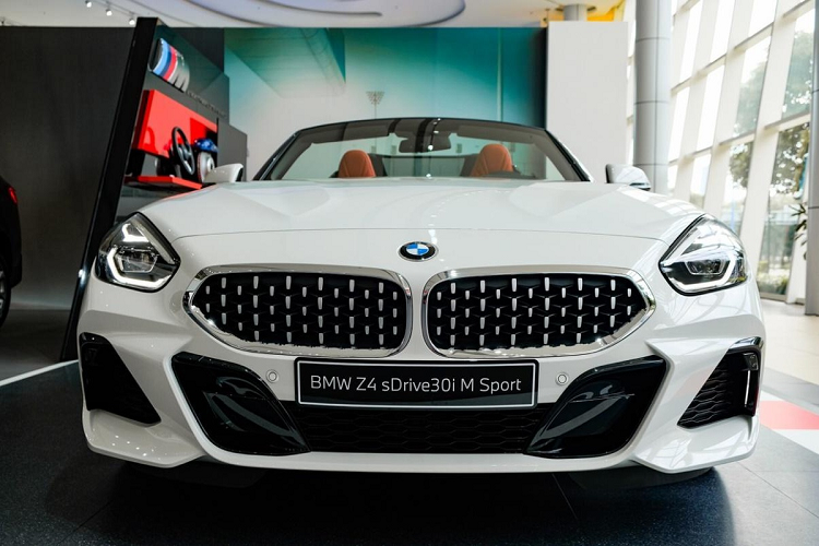 Ở phần đầu, BMW Z4 có nắp ca-pô dài với dạng "vỏ sò" đặc trưng cùng những đường gân dập nổi mạnh mẽ. Xe có lưới tản nhiệt "quả thận" nằm ngang viền chrome với họa tiết điểm tạo hiệu ứng 3D. Z4 là mẫu xe sở hữu lưới tản nhiệt quả thận đặt ngang khiến dễ liên tưởng đến bộ lưới tản nhiệt của mẫu BMW 507 nổi tiếng.