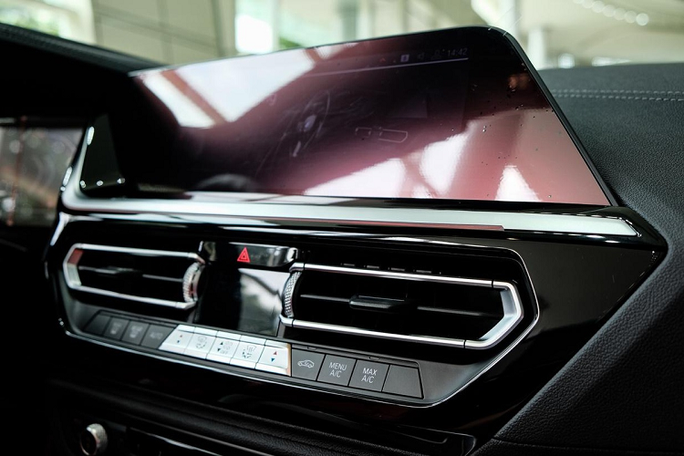 Ở thế hệ Z1, Z3 và Z8, mẫu xe này sử dụng mui bằng vải. Đến năm 2009, BMW ra mắt Z4 với phần mui xếp dạng cứng. Phải đến thế hệ mới nhất của Z4, Z Series mới quay trở về với mui vải đặc trưng, ưu điểm của mui mềm giúp mang lại vẻ đẹp cổ điển nhưng cũng vô cùng thời trang. Ngoài ra, đây cũng đang là xu hướng của các mẫu xe mui trần hạng sang hiện nay.