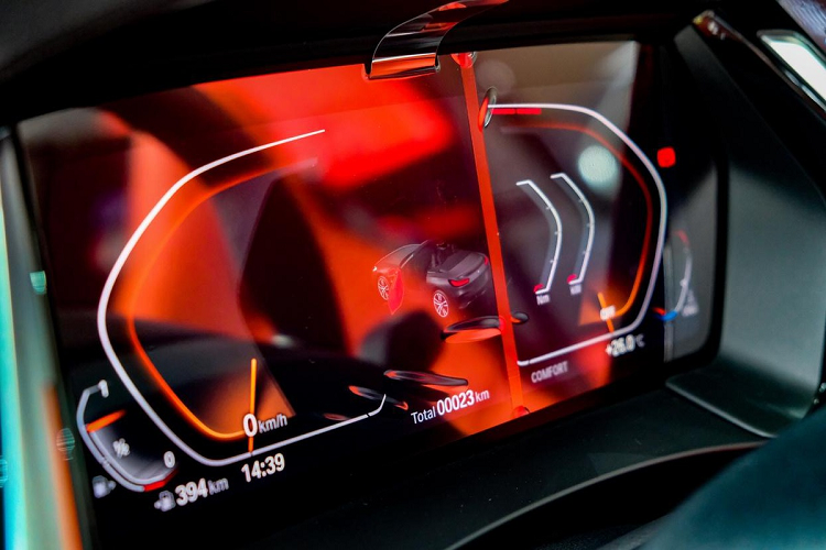 Mẫu xe thể thao được trang bị hệ thống BMW Live Cockpit Professional với bảng đồng hồ kỹ thuật số 10,25 inch, màn hình thông tin giải trí 10,25 inch kết nối Apple CarPlay không dây và màn hình HUD. Hệ thống thông tin giải trí trên xe có chức năng điều khiển bằng giọng nói.