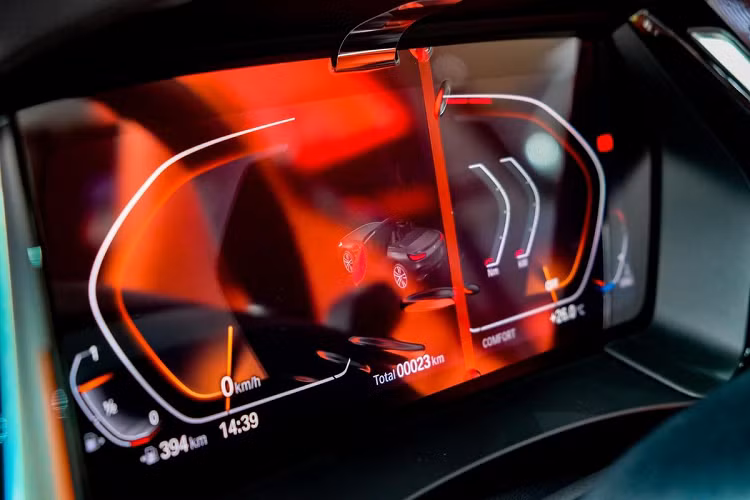 Mẫu xe thể thao được trang bị hệ thống BMW Live Cockpit Professional với bảng đồng hồ kỹ thuật số 10,25 inch, màn hình thông tin giải trí 10,25 inch kết nối Apple CarPlay không dây và màn hình HUD. Hệ thống thông tin giải trí trên xe có chức năng điều khiển bằng giọng nói.