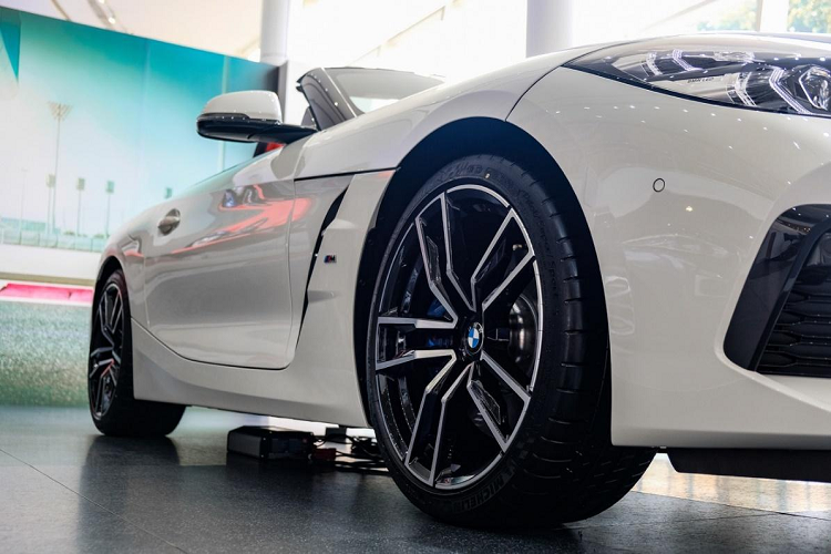 Mẫu xe thể thao BMW Z4 có kích thước dài x rộng x cao lần lượt là 4.324 x 1.864 x 1.304 (mm), chiều dài cơ sở 2.470 mm và khối lượng hơn 1,5 tấn. Với kích thước nhỏ gọn, chiều dài cơ sở ngắn giúp xe nhanh nhẹn và mang lại cảm giác phấn khích hơn khi ôm cua.