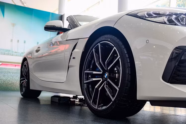 Mẫu xe thể thao BMW Z4 có kích thước dài x rộng x cao lần lượt là 4.324 x 1.864 x 1.304 (mm), chiều dài cơ sở 2.470 mm và khối lượng hơn 1,5 tấn. Với kích thước nhỏ gọn, chiều dài cơ sở ngắn giúp xe nhanh nhẹn và mang lại cảm giác phấn khích hơn khi ôm cua.