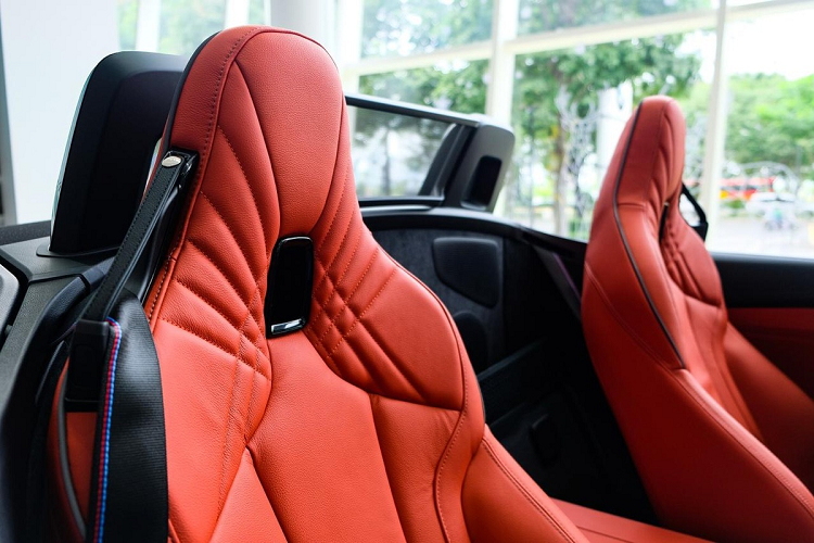 Với duy nhất phiên bản sDrive30i M Sport tại Việt Nam, Z4 sử dụng động cơ tăng áp TwinPower Turbo 4 xy-lanh 2.0L, sản sinh công suất 258 mã lực tại 5.000-6.500 vòng/phút, mô-men xoắn 400Nm tại 1.550-4.400 vòng/phút.