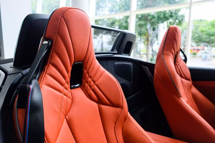 Với duy nhất phiên bản sDrive30i M Sport tại Việt Nam, Z4 sử dụng động cơ tăng áp TwinPower Turbo 4 xy-lanh 2.0L, sản sinh công suất 258 mã lực tại 5.000-6.500 vòng/phút, mô-men xoắn 400Nm tại 1.550-4.400 vòng/phút.