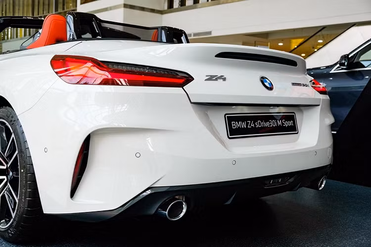 Ở phía sau, Z4 mang vẻ tinh tế, tối giản hơn phần đầu. Đuôi xe được thiết kế ngắn tích hợp cánh gió cố định nhỏ. Cụm đèn hậu chữ L nằm ngang là tạo hình quen thuộc trên những chiếc BMW thế hệ mới. Xe vẫn có nét mạnh mẽ với cản sau được thiết kế lại, ống xả kép mạ chrome và hệ thống khuếch tán dưới gầm.