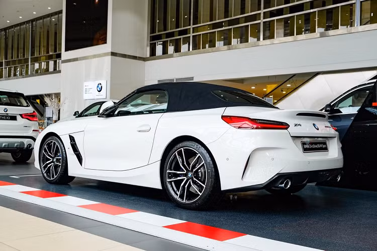 Hiện tại, Giá xe BMW Z4 sDrive30i M Sport được phân phối là 3,329 tỷ đồng. Nếu xét về mức giá và phân khúc, Z4 gần như không có đối thủ tại Việt Nam, gây nhiều chú ý đối với cộng đồng đam mê xe. Nếu hỏi về chiếc xe mui trần đẹp nhất, BMW Z4 là một trong những đáp án được chọn nhiều nhất.