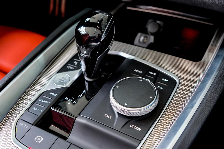 BMW còn trang bị cho Z4 hệ thống vi sai cầu sau M Sport, giúp xe bám đường, vận hành ổn định và linh hoạt hơn, đây được xem là trang bị thể hiện rõ đặc tính thể thao của Z4 và BMW Z4 là một trong những mẫu xe thể thao hiếm hoi tại Việt Nam sở hữu trang bị này. Các công nghệ hỗ trợ trên Z4 gồm kiểm soát hành trình, hệ thống ổn định thân xe điện tử (DSC), đèn tự động, hỗ trợ đỗ xe tích hợp camera lùi, hỗ trợ lùi xe.