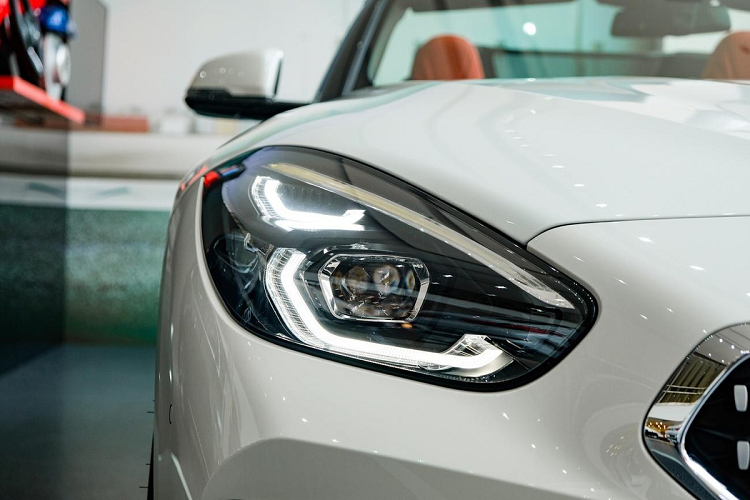 Hệ thống đèn trước của Z4 được chia 2 tầng với mặt phân cách là đèn daylight. Hệ thống đèn LED thích ứng này có thể tự động điều chỉnh giữa pha và cốt để tránh gây chói cho phương tiện đối diện. Tính năng này được thực hiện bởi camera gắn phía trước.