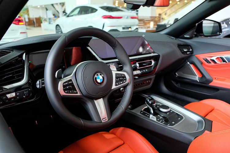 Là mẫu xe thể thao, Z4 có khoang ca-bin hướng về người lái, tránh tình trạng mất tập trung khi lái. Z4 có bảng táp-lô phủ da Sensatec đi cùng các chi tiết bằng nhôm xước ở khắp nội thất.