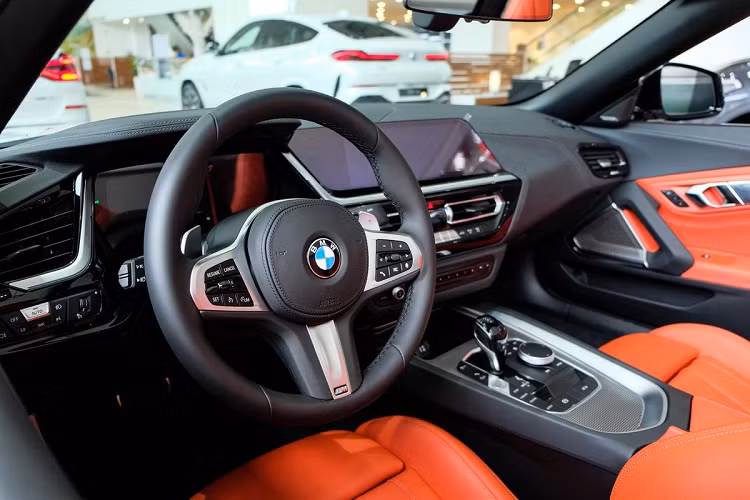 Là mẫu xe thể thao, Z4 có khoang ca-bin hướng về người lái, tránh tình trạng mất tập trung khi lái. Z4 có bảng táp-lô phủ da Sensatec đi cùng các chi tiết bằng nhôm xước ở khắp nội thất.